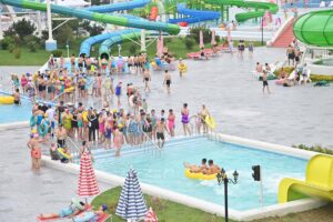 매력적인 해안관광으로 련일 흥성이는 동해의 명사십리