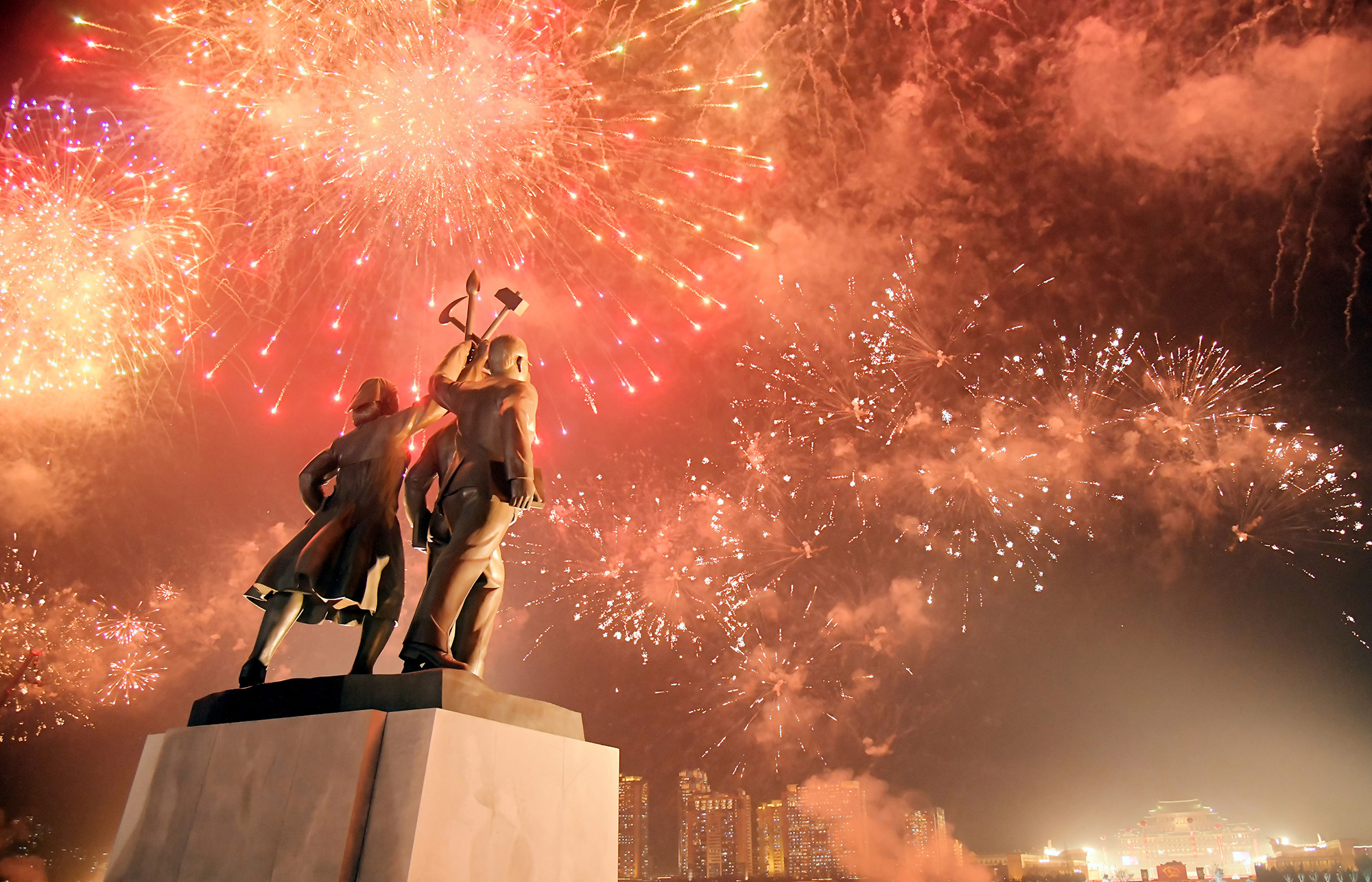 조선로동당 제9차대회기념 축포야회 진행